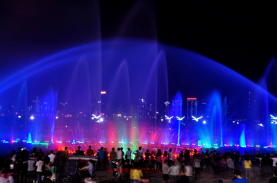 秋水廣場(chǎng)夜色 水舞光影的詩(shī)意捕捉